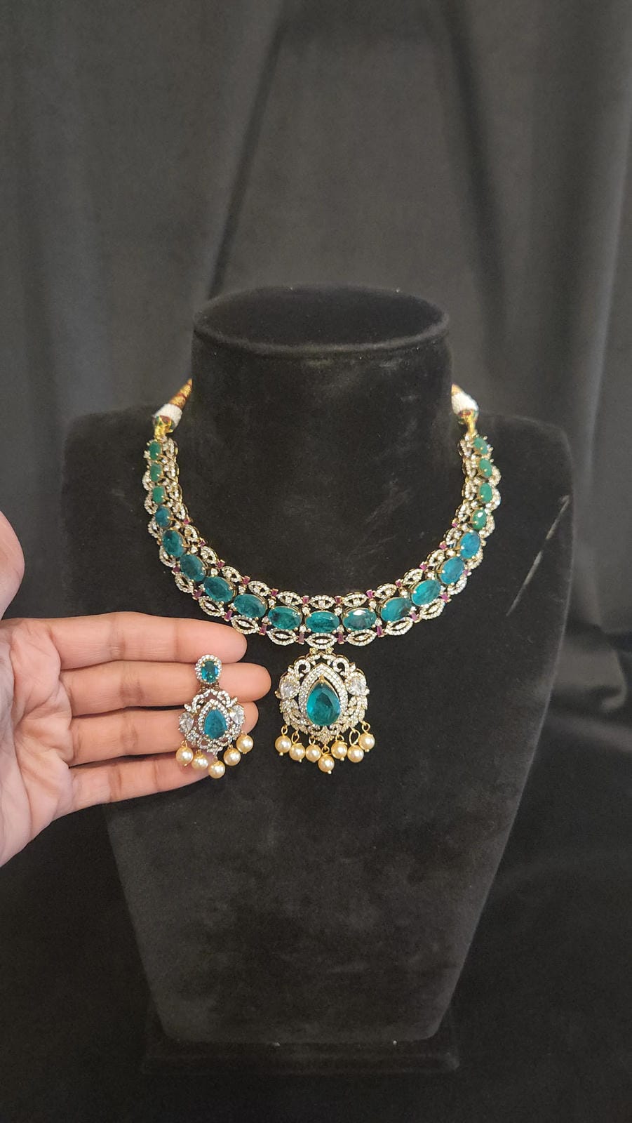 Diamond Finish Emeralda & Moissanites Necklace Set