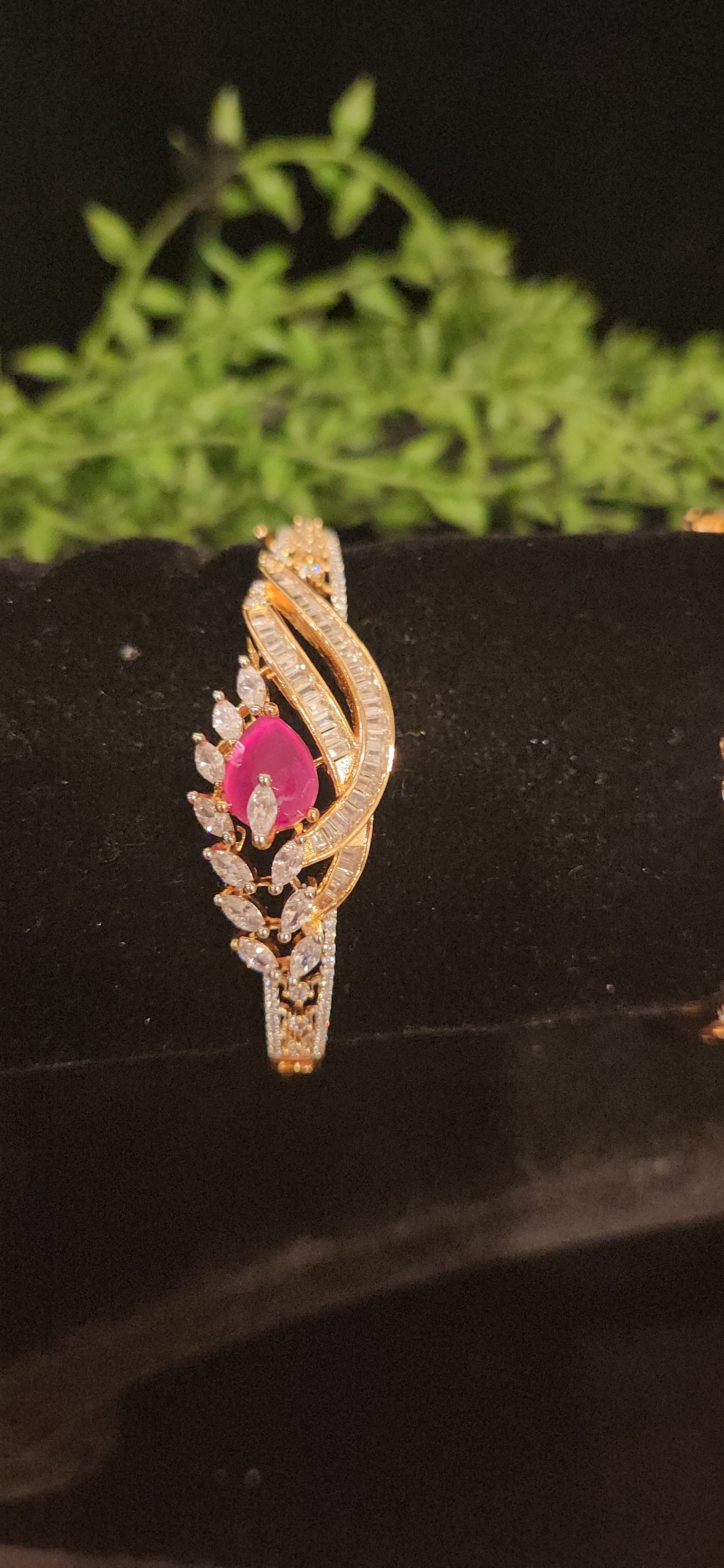 Designer Leaf Pattern Diamond Finish Bracelet