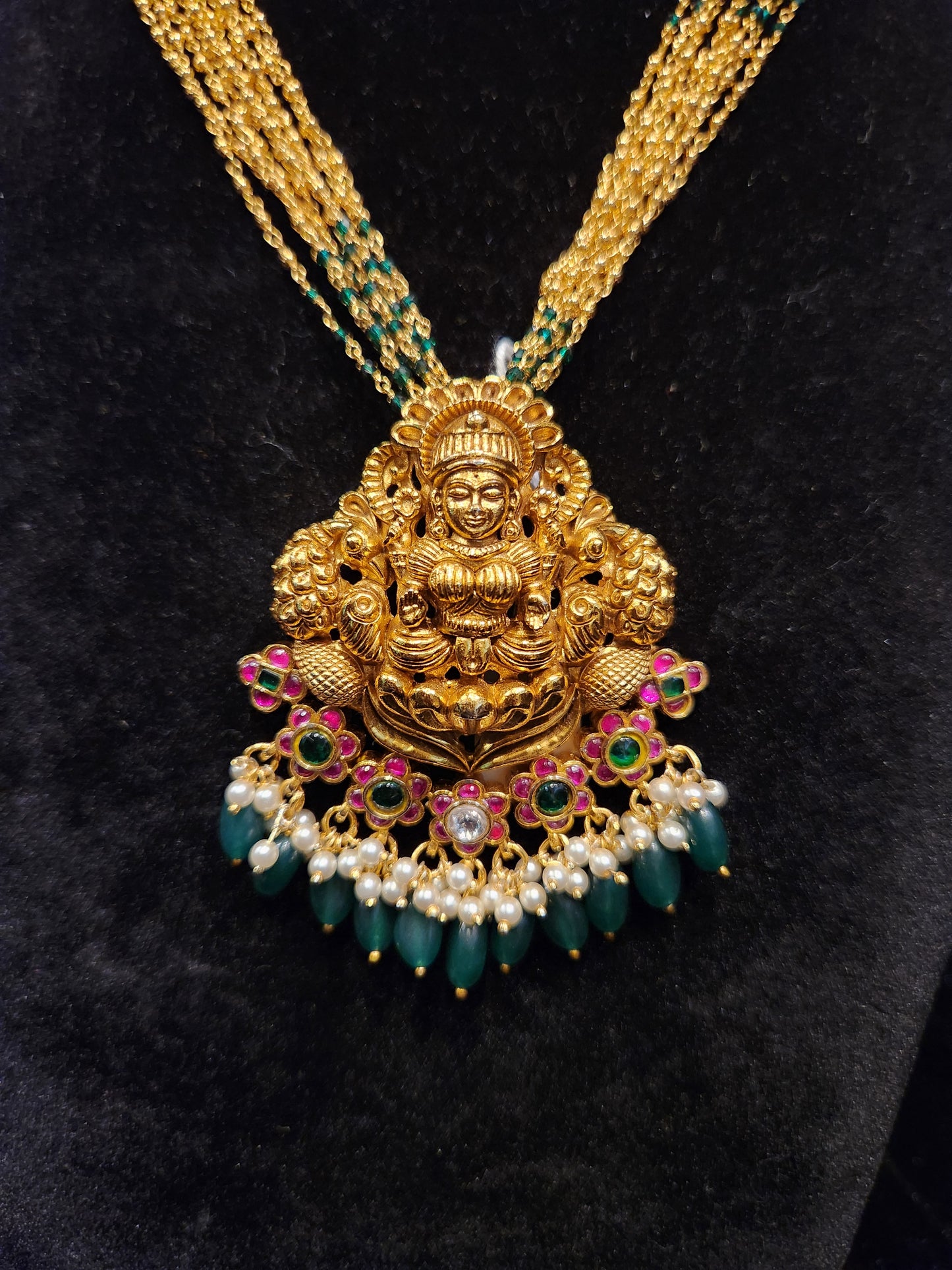 Jada Kundan nakshi pendant and earrings