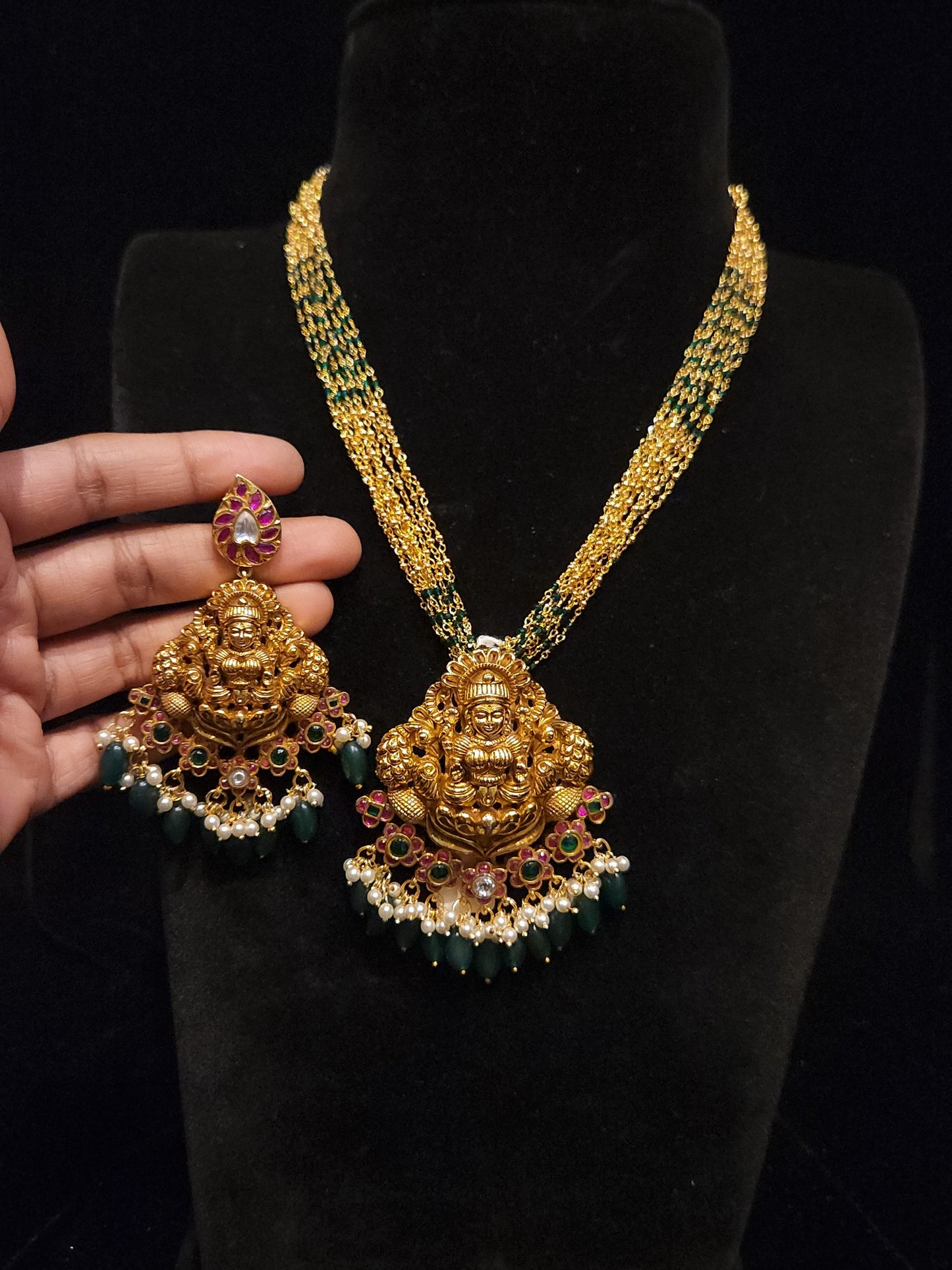 Jada Kundan nakshi pendant and earrings