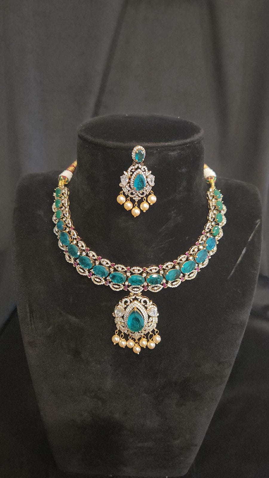 Diamond Finish Emeralda & Moissanites Necklace Set