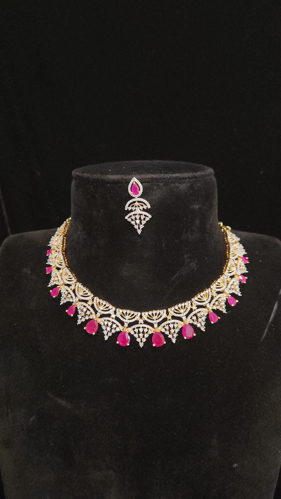 Sparkling Diamond Finish Necklace Set