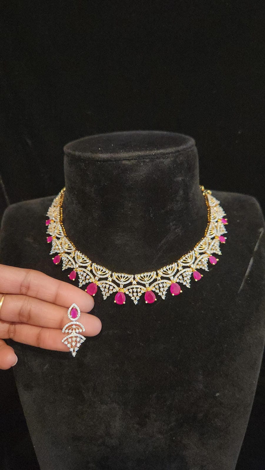 Sparkling Diamond Finish Necklace Set