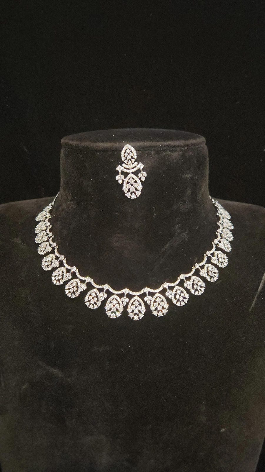 Sparkling Diamond Finish Necklace Set