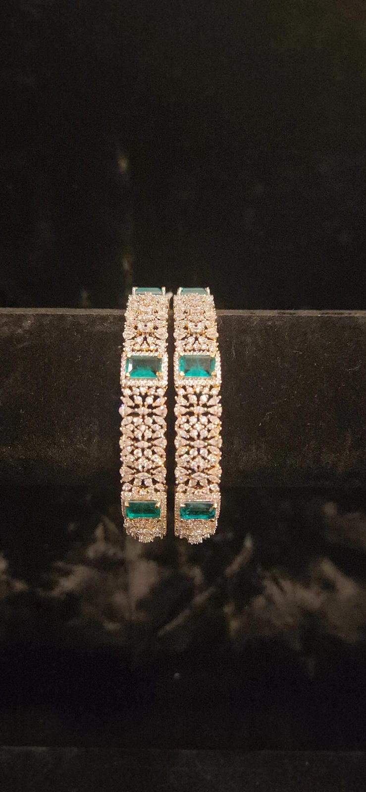 Lavish Diamond Finish Classic Emerald Bangles