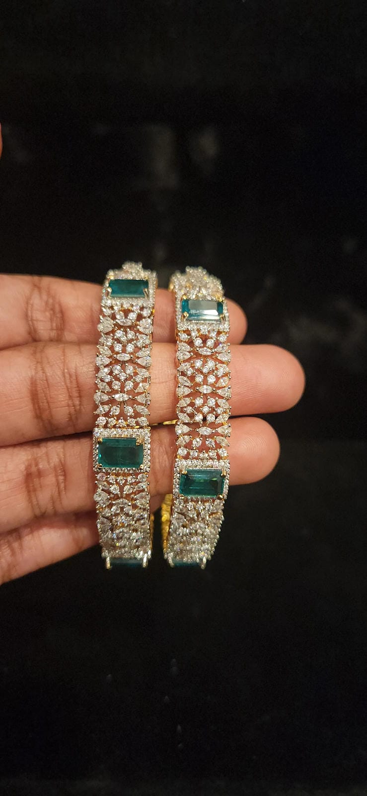 Lavish Diamond Finish Classic Emerald Bangles