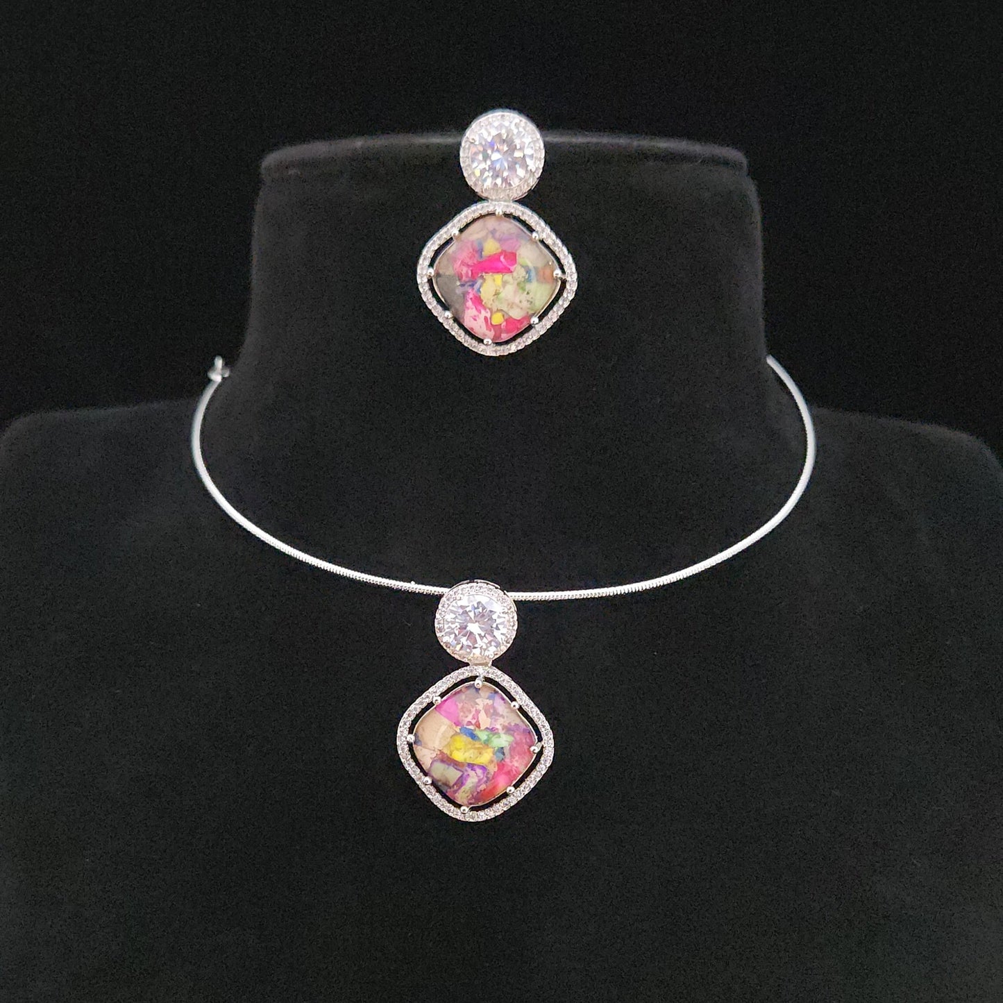 Sleek Invisible Kante Rhombus Pendant Set