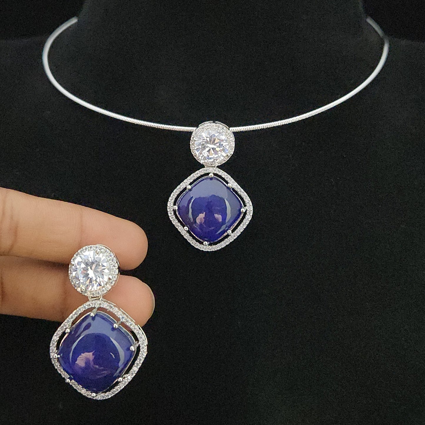 Sleek Invisible Kante Rhombus Pendant Set