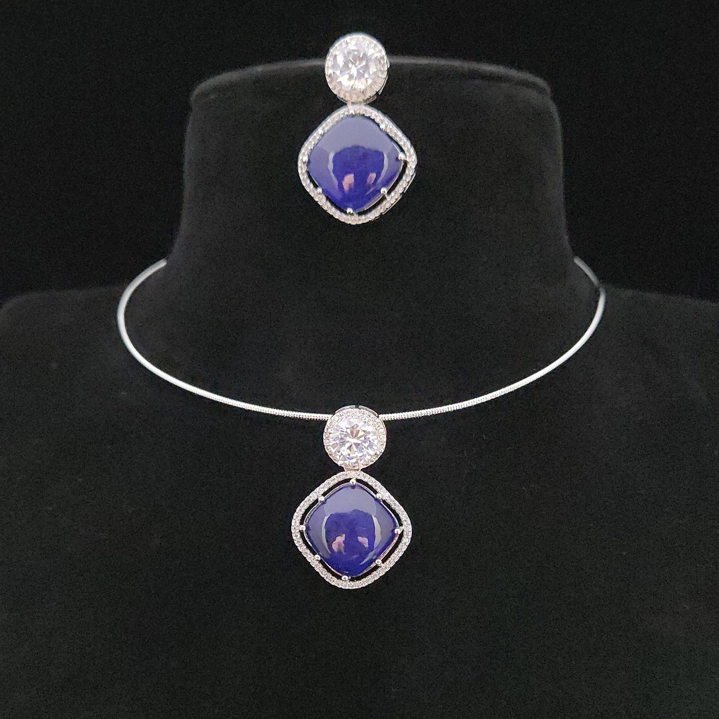 Sleek Invisible Kante Rhombus Pendant Set