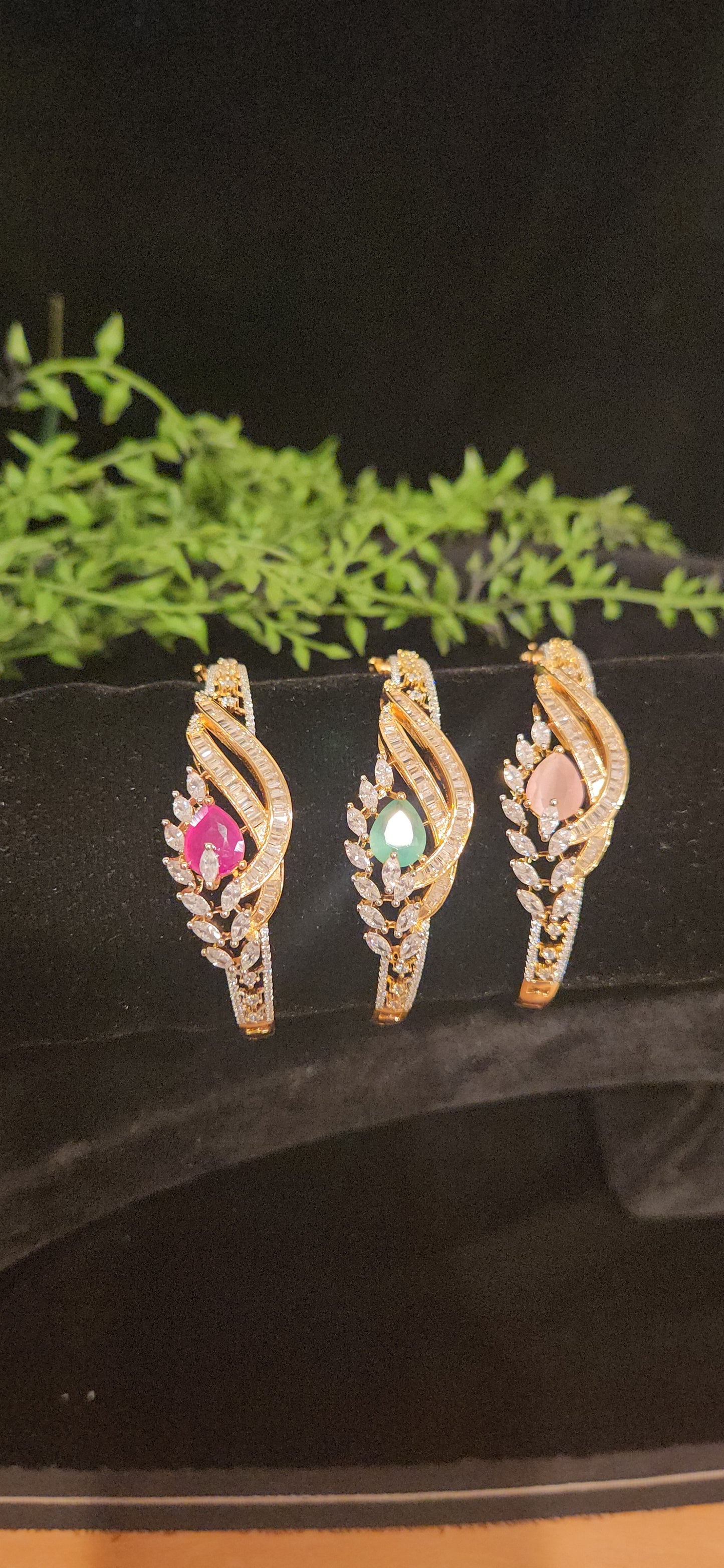 Designer Leaf Pattern Diamond Finish Bracelet