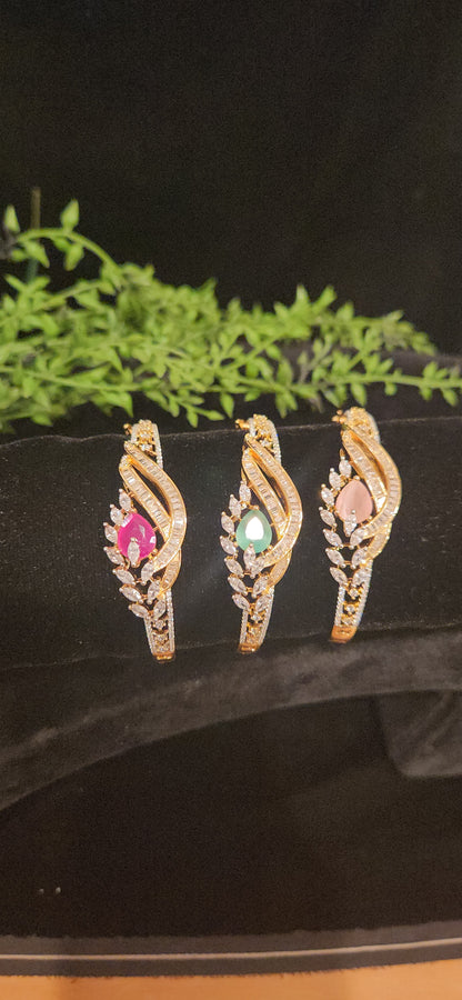 Designer Leaf Pattern Diamond Finish Bracelet