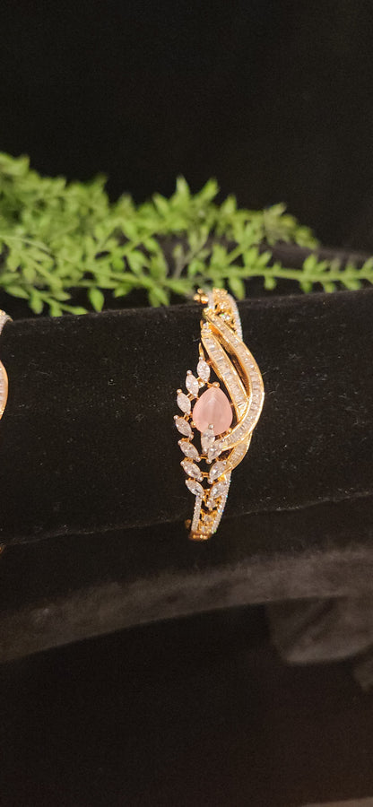 Designer Leaf Pattern Diamond Finish Bracelet