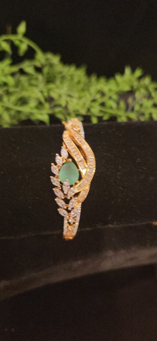 Designer Leaf Pattern Diamond Finish Bracelet