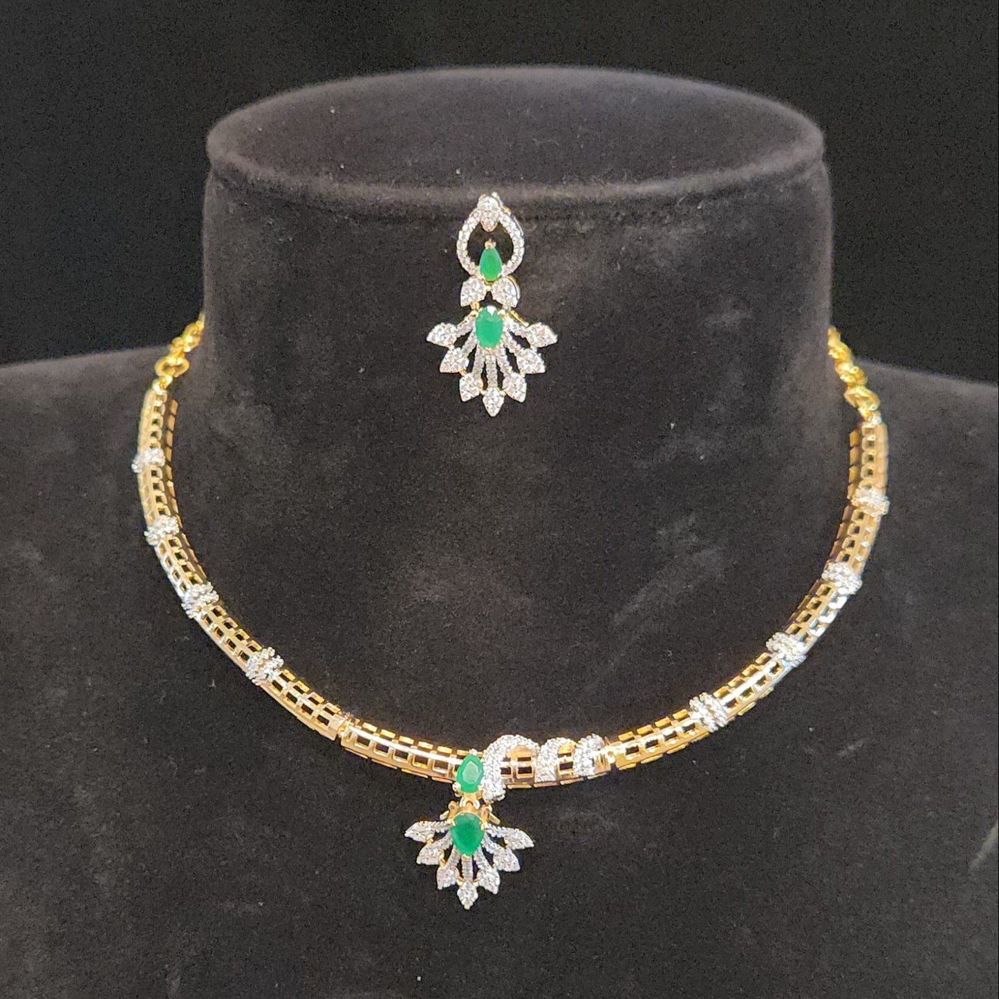 Leaf Motif Gold Finish Kante Set