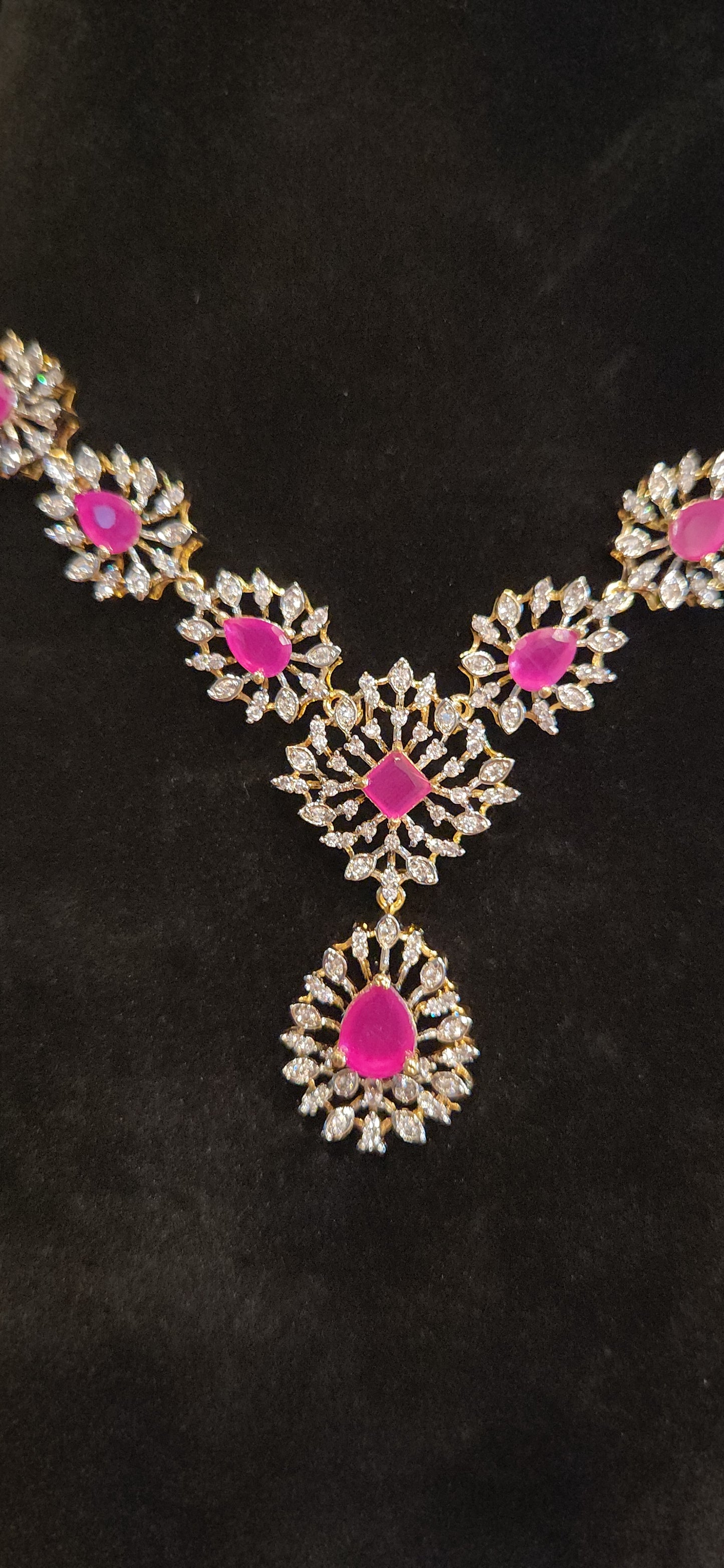 Luxury CZ Stone Necklace Set in Leaf shape