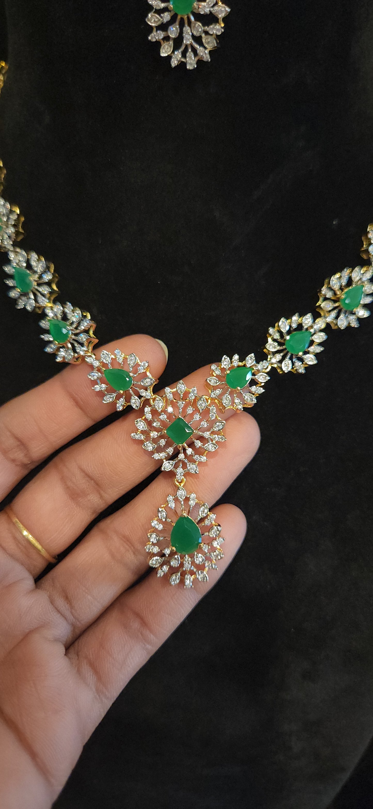Luxury CZ Stone Necklace Set in Leaf shape
