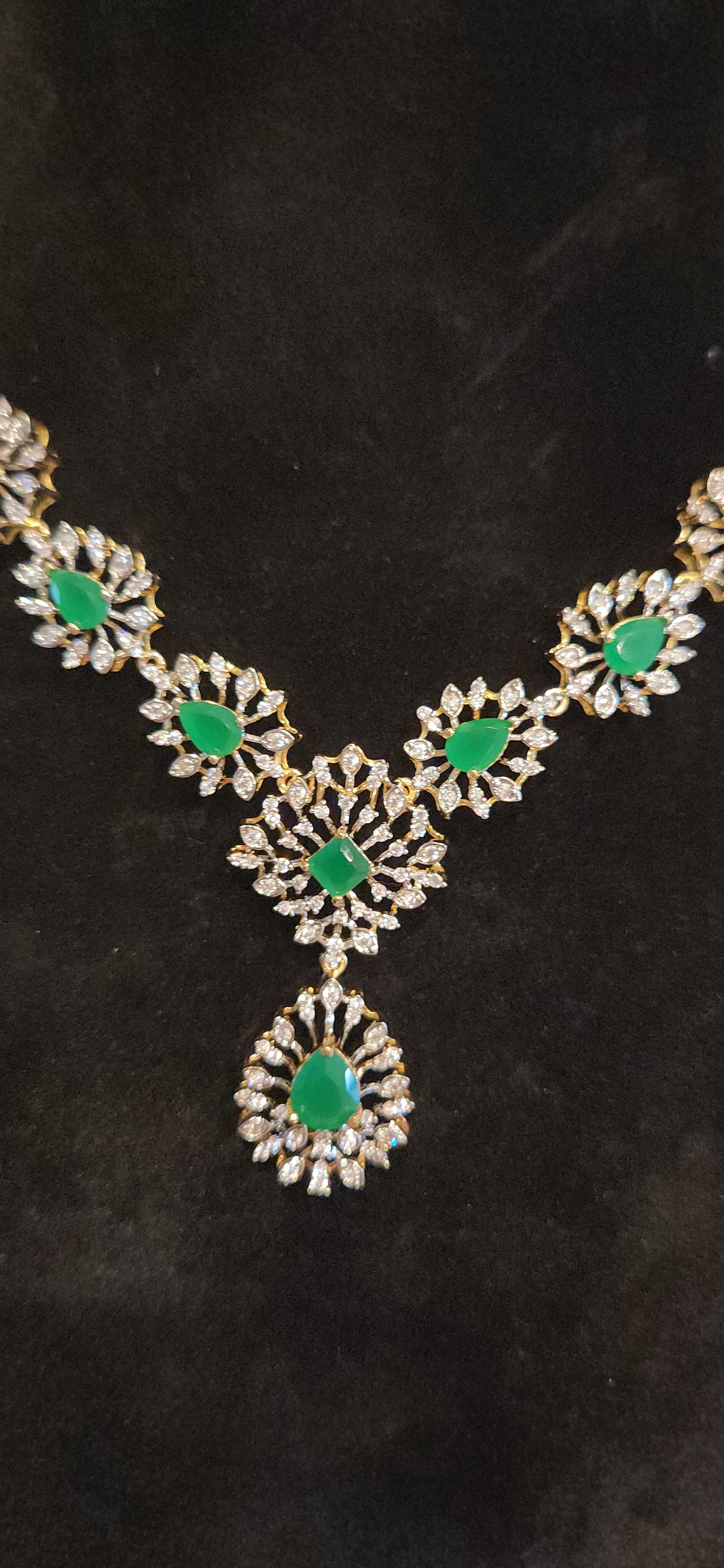 Luxury CZ Stone Necklace Set in Leaf shape
