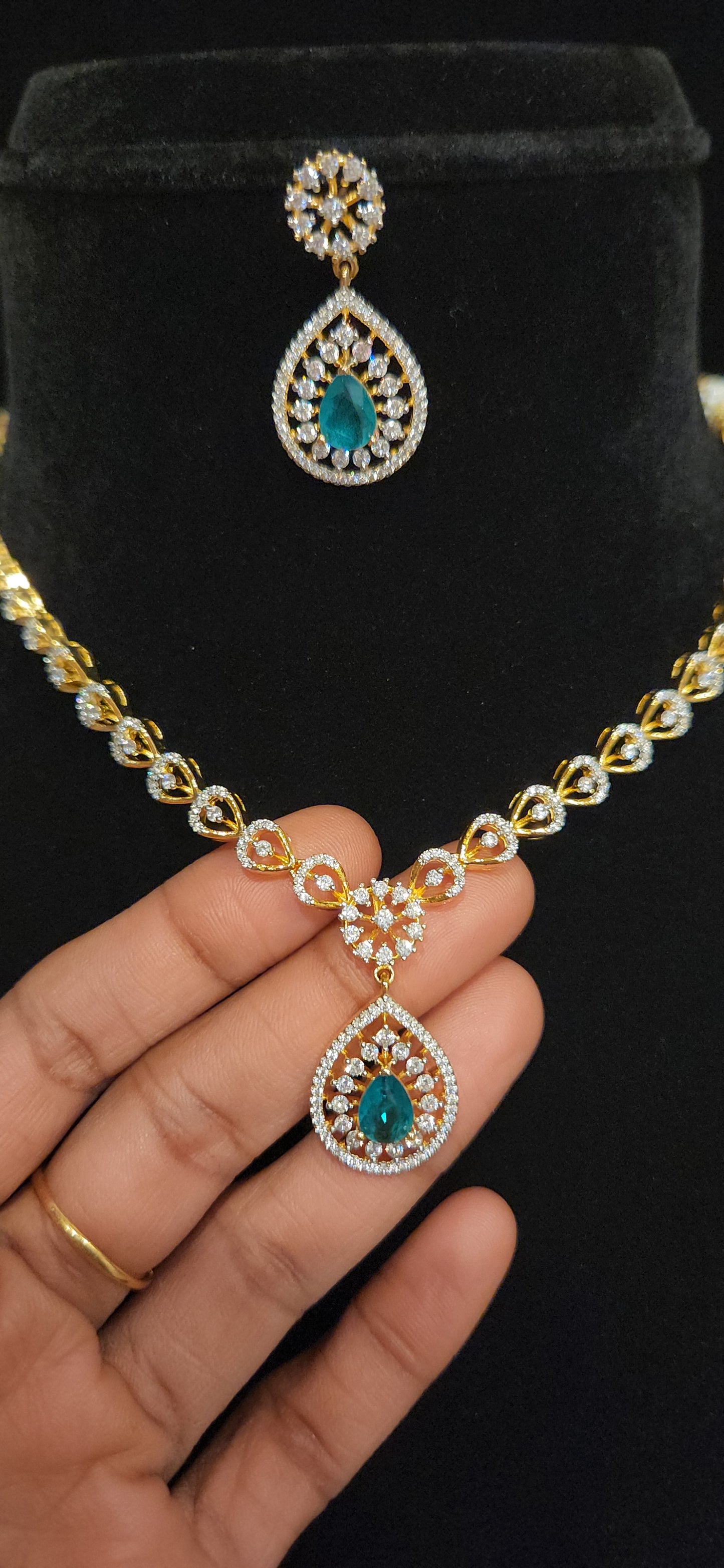 92.5 Silver Emerald Teardrop Elegance Necklace Set