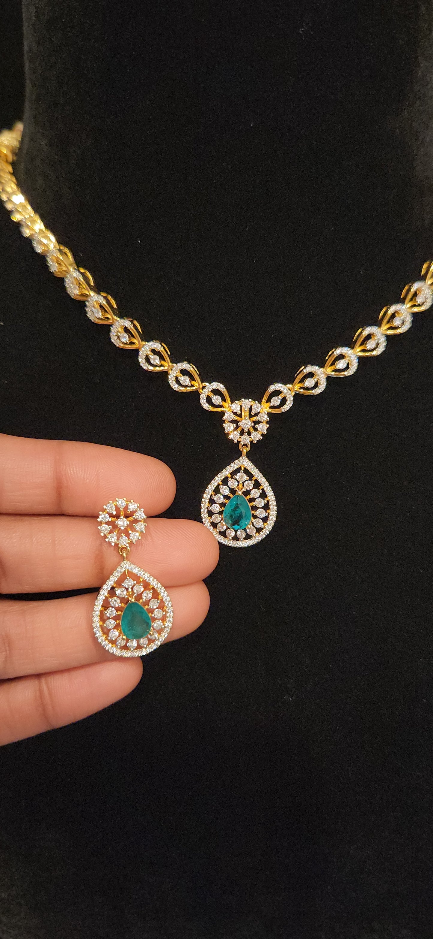 92.5 Silver Emerald Teardrop Elegance Necklace Set