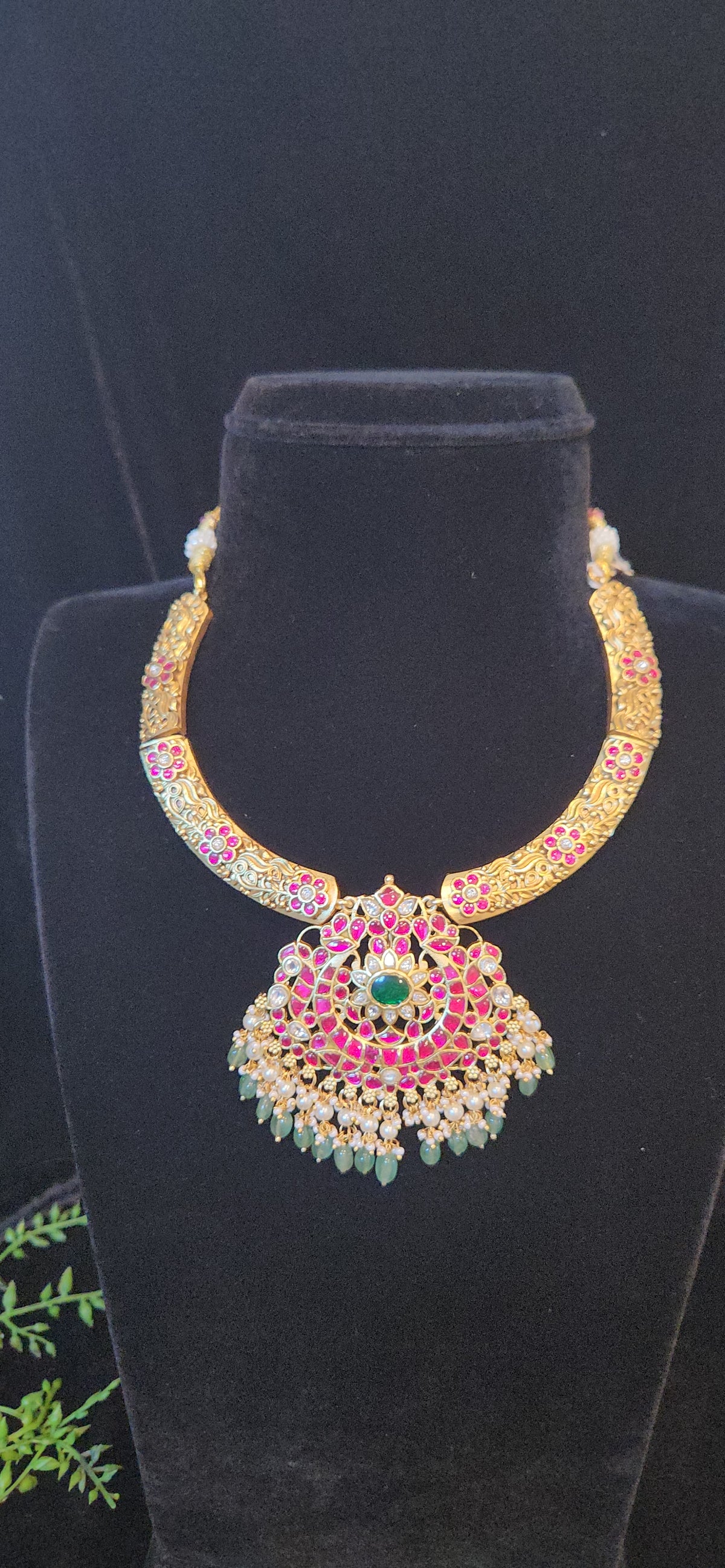Heavy Floral Gold Finish Kundan Necklace Set