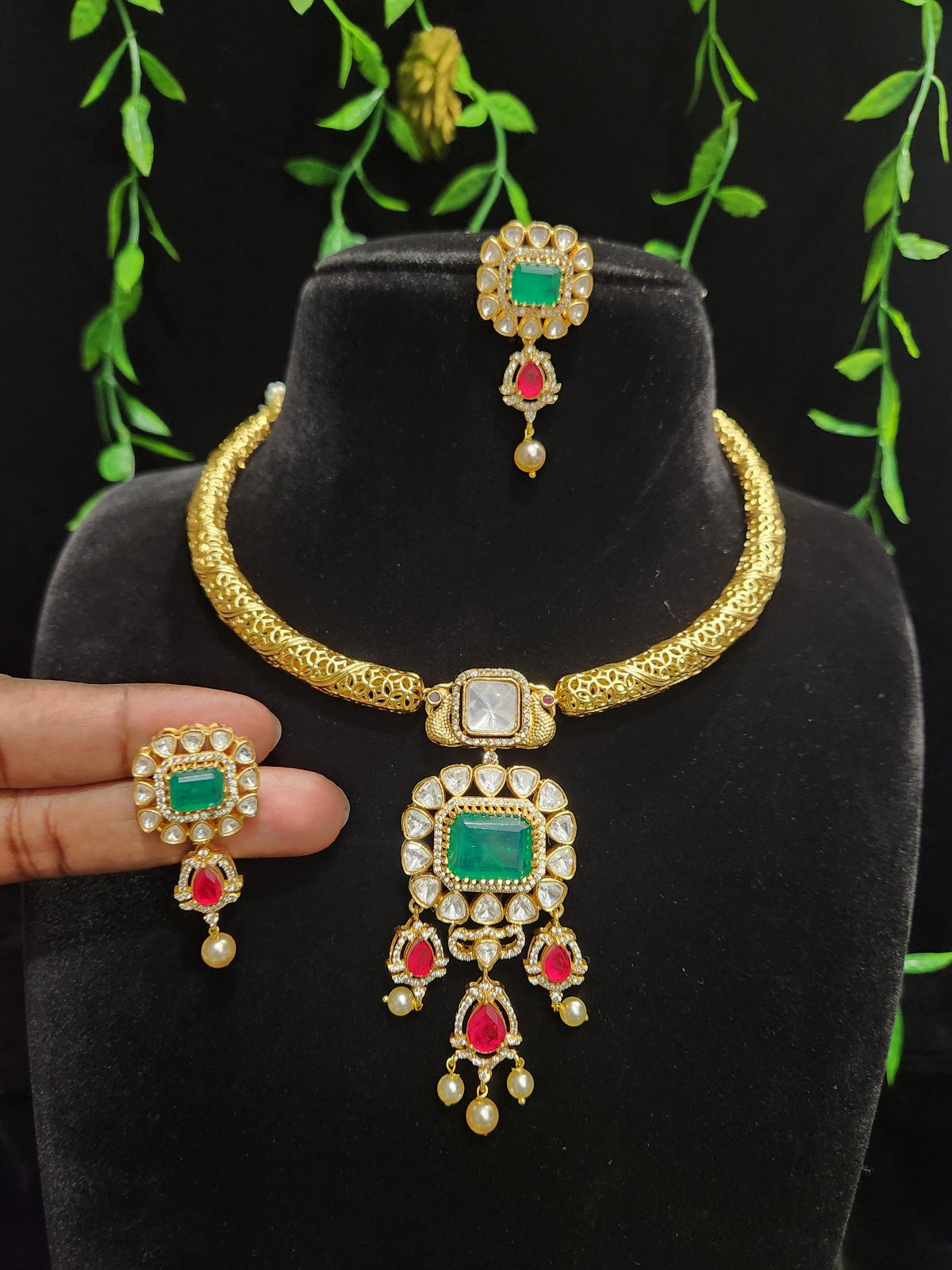 Gold Finish Moissanite Kante Set