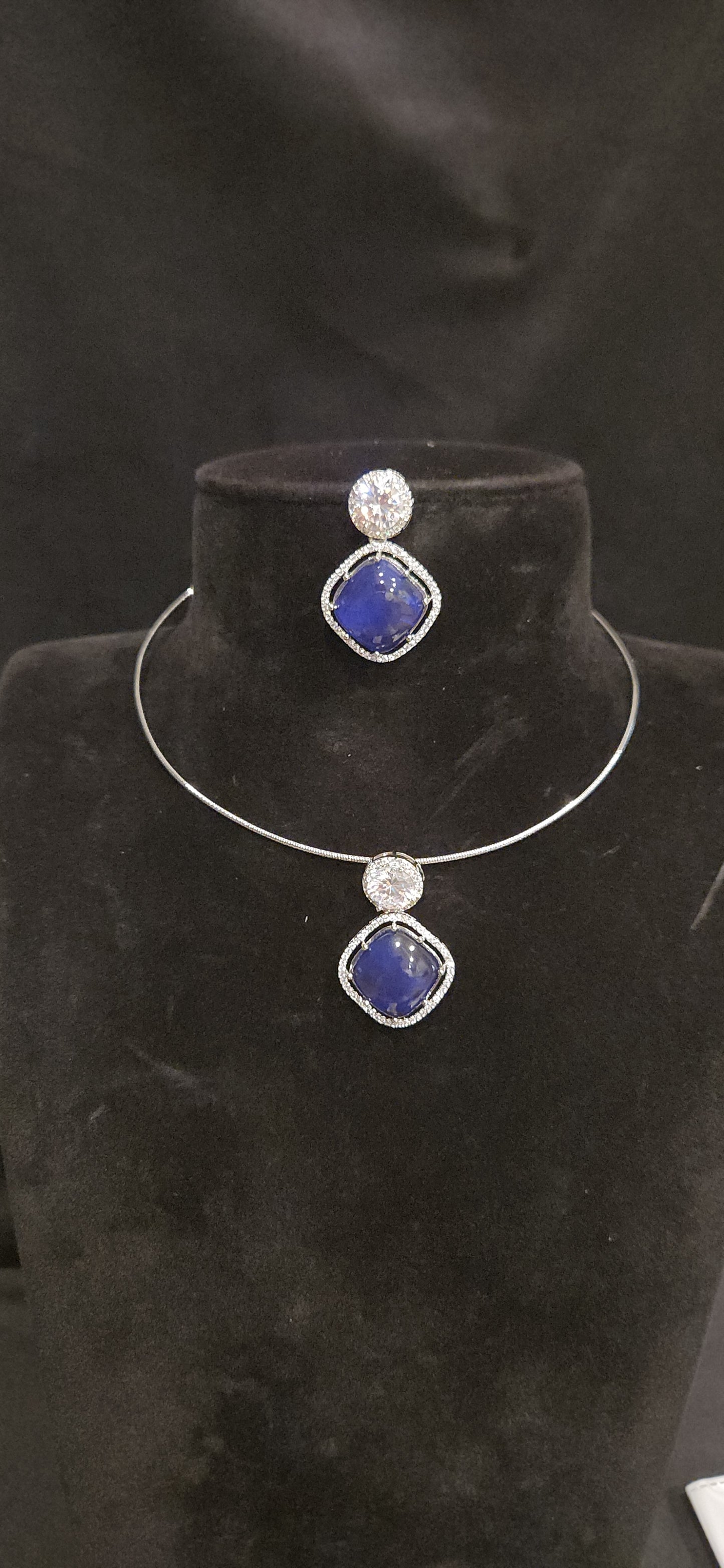 Sleek Invisible Kante Rhombus Pendant Set