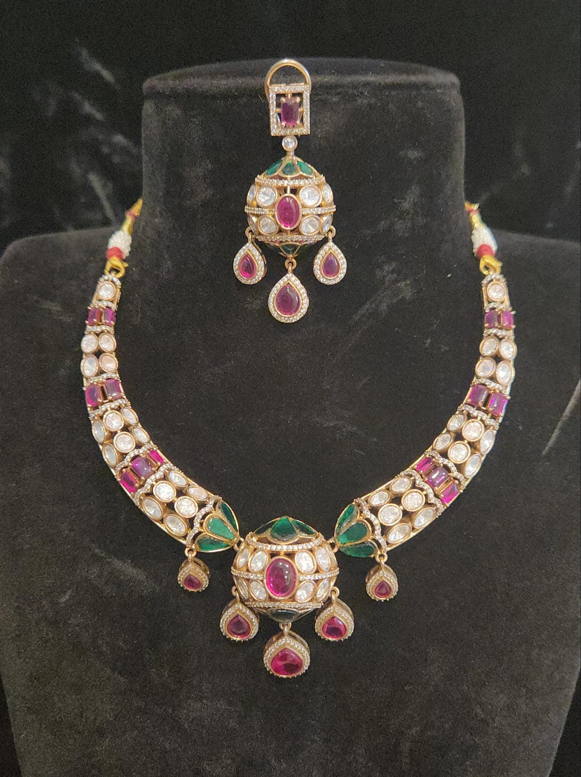 Victoria Mehendi Polish Emeralds & Rubys Kemp Stones Kante